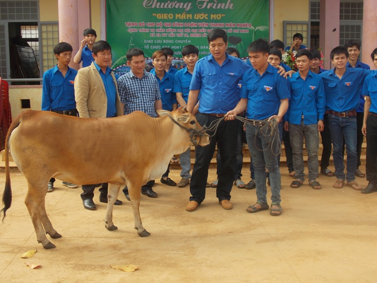 Đoàn xã Ea Wy, huyện Ea Hleo tổ chức chương trình “Gieo mầm ước mơ”