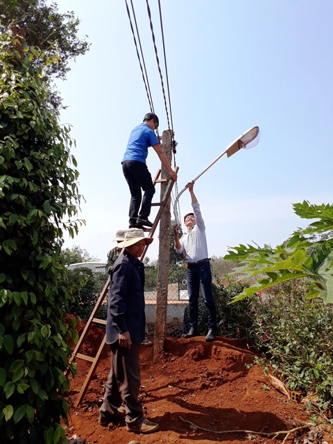 Bàn giao công trình thanh niên "Ánh sáng đường quê"