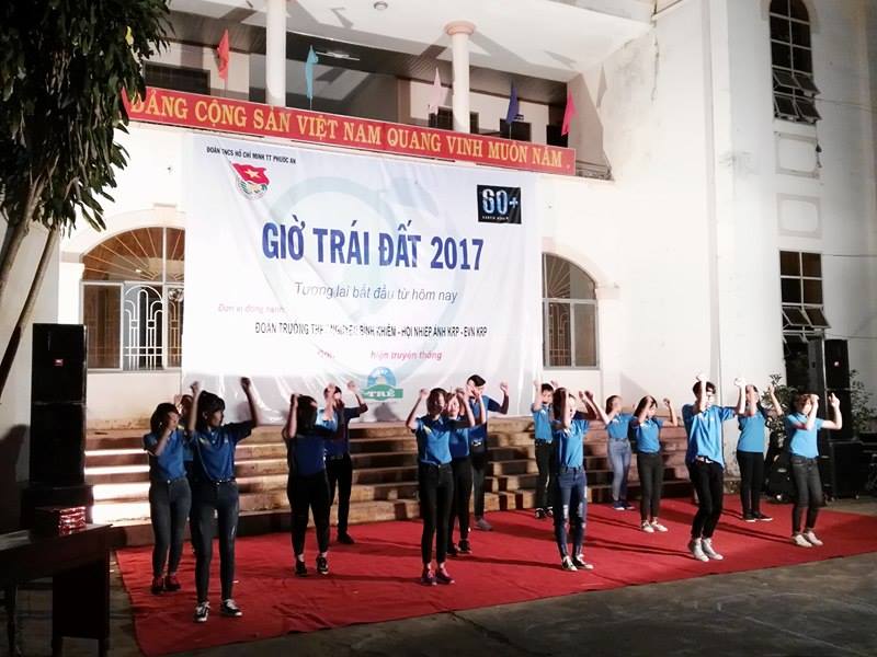 Thị trấn Phước An hưởng ứng Giờ trái đất năm 2017