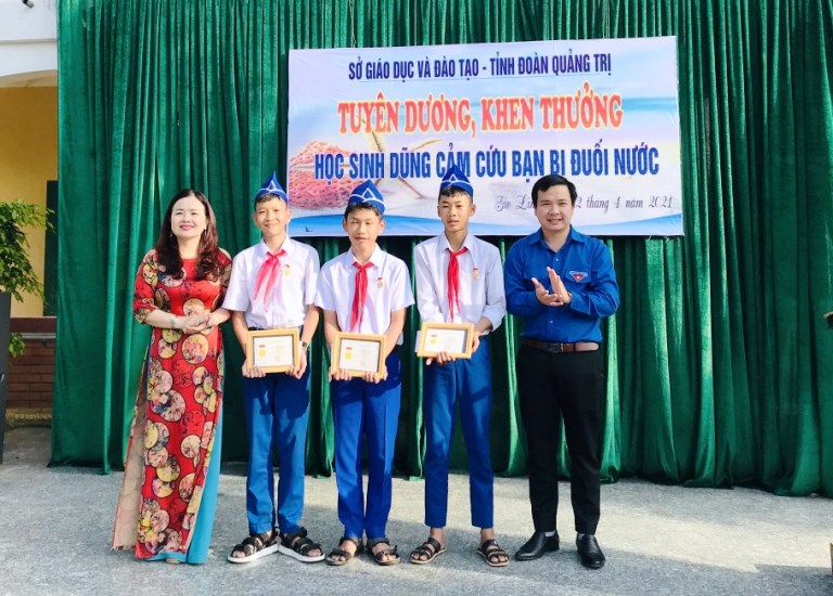 TRAO TẶNG HUY HIỆU “TUỔI TRẺ DŨNG CẢM” CHO 03 ĐỘI VIÊN CỨU NGƯỜI BỊ ĐUỐI NƯỚC