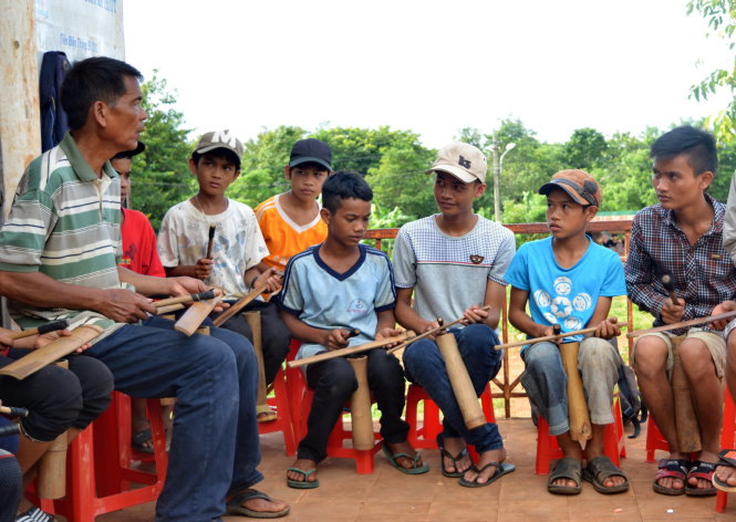 Ngày hè đi học đánh cồng chiêng