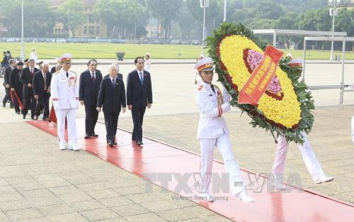 Lãnh đạo Đảng, Nhà nước tưởng niệm các Anh hùng liệt sỹ và vào Lăng viếng Chủ tịch Hồ Chí Minh