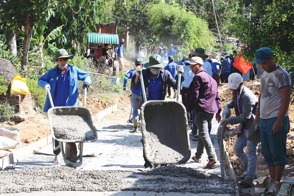 Tuổi trẻ Đắk Lắk chung tay xây dựng Nông thôn mới