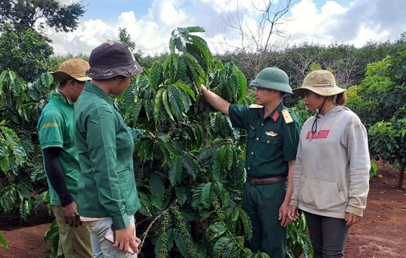 Thiếu tá làm dân vận khéo