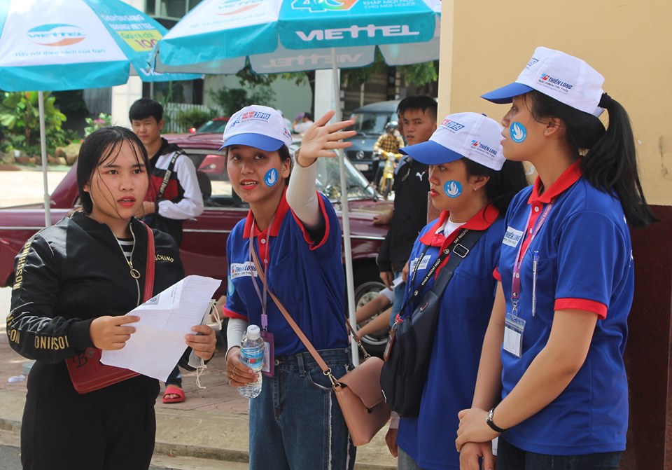 Rộn ràng áo xanh tình nguyện tiếp sức mùa thi