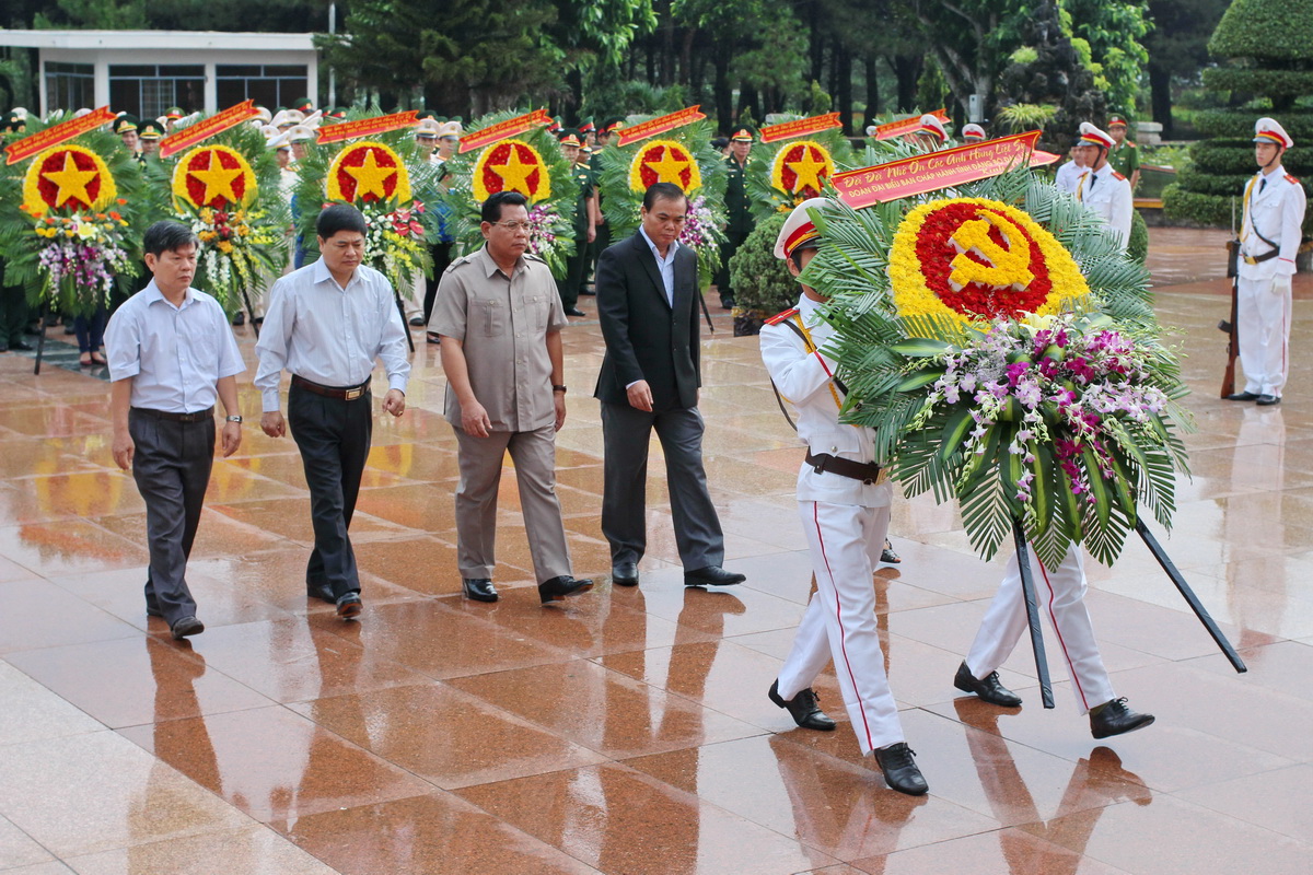 Lễ dâng hoa và viếng các anh hùng liệt sỹ