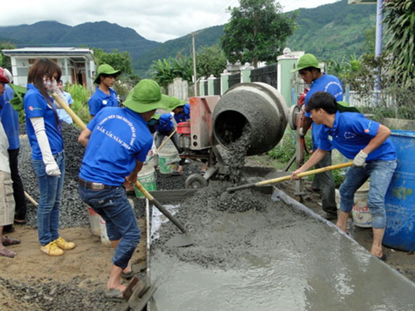 Đoàn xã Hòa Sơn tích cực tham gia xây dựng nông thôn mới