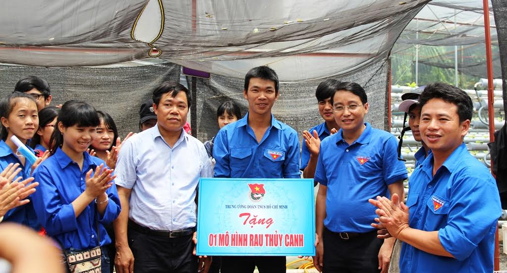 Ra mắt Hợp tác xã Thanh niên Cư Pơng và tham quan mô hình trồng rau thủy canh