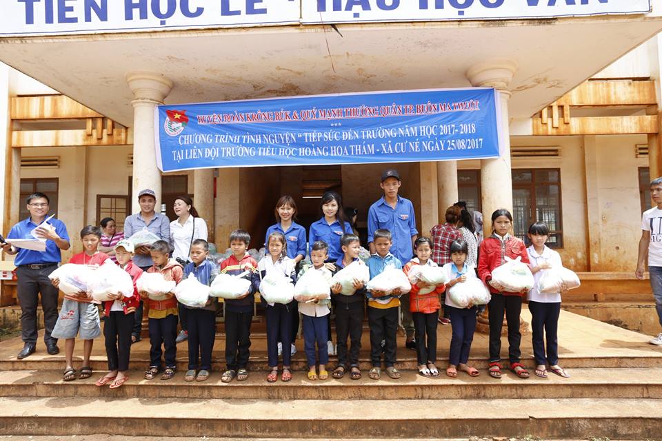 205 suất quà tặng học sinh nghèo vượt khó