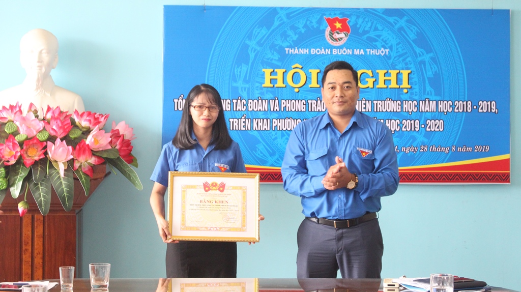 Trao gần 500 suất học bổng cho học sinh nghèo vượt khó