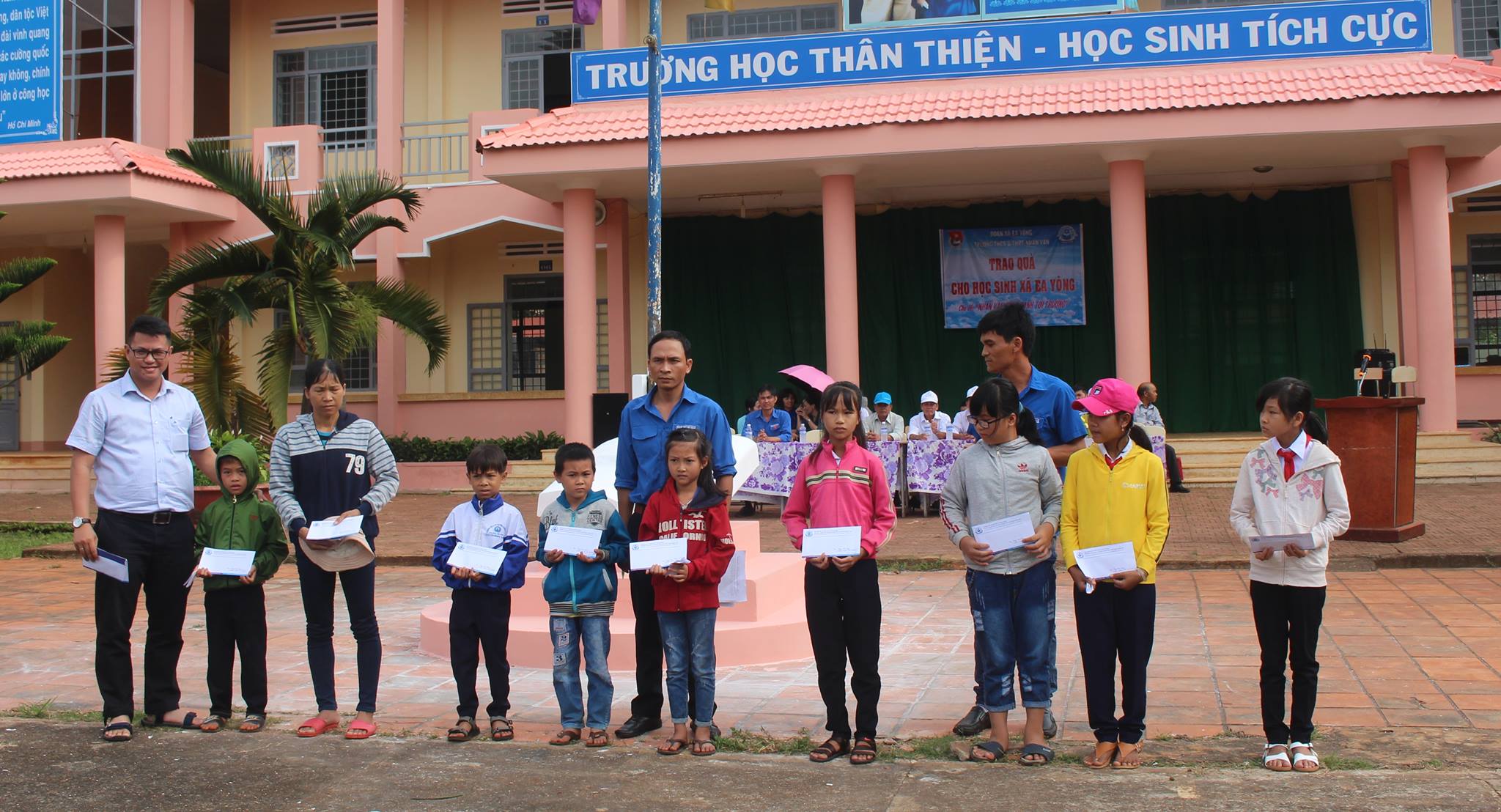 Tặng học bổng cho học sinh nghèo vượt kho tại xã Ea Yông