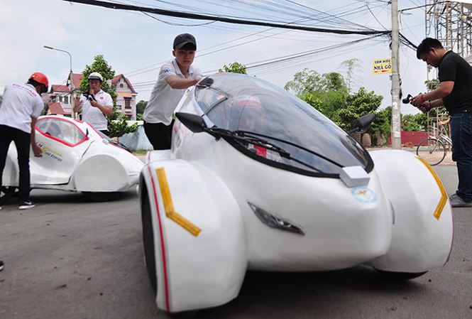 Sinh viên chế tạo 'siêu xe' chạy 200 km tốn một lít xăng