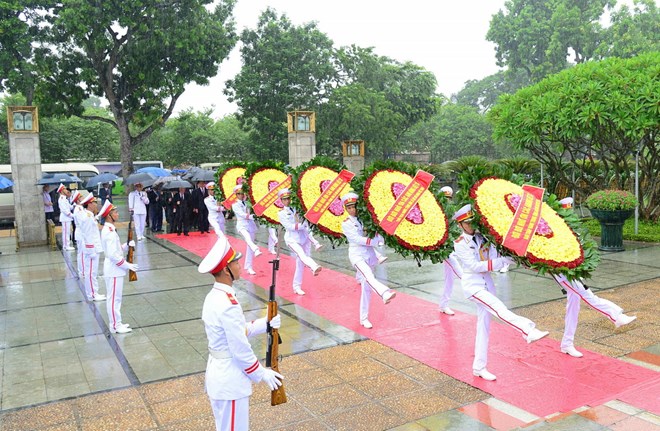 Lãnh đạo Đảng, Nhà nước đặt vòng hoa tưởng niệm các anh hùng liệt sỹ 