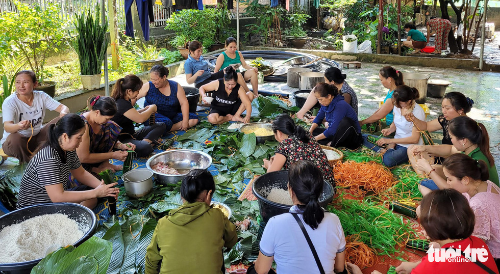 XUYÊN ĐÊM NẤU XÔI, GÓI BÁNH GỬI BÀ CON VŨNG LŨ QUÉT