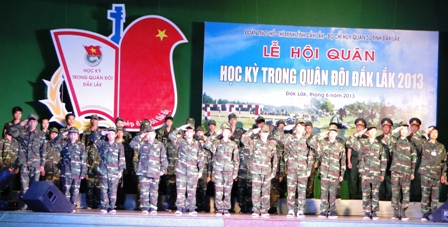  TRƯỜNG THPT CHUYÊN NGUYỄN DU TỔNG KẾT VÀ PHÁT THƯỞNG NĂM HỌC 2012-2013.