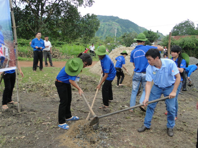 TẬP TRUNG XÂY DỰNG CÁC CÔNG TRÌNH THANH NIÊN THAM GIA XÂY DỰNG NÔNG THÔN MỚI