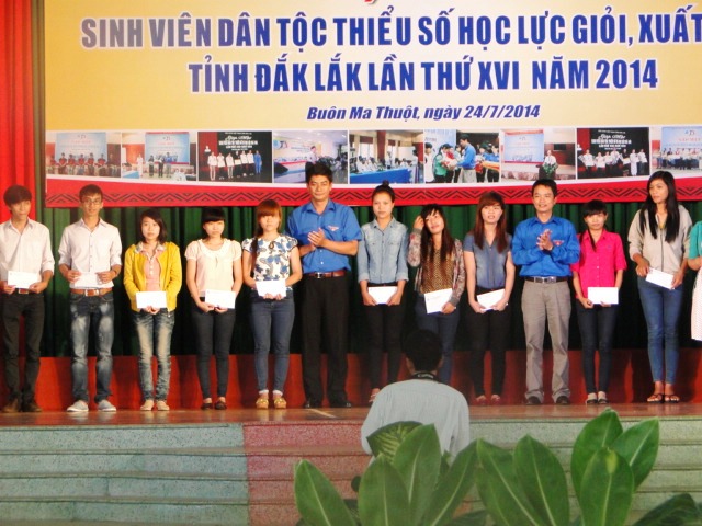 Gặp mặt sinh viên dân tộc thiểu số có học lực giỏi năm 2014