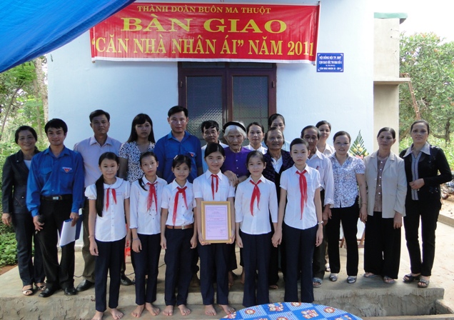 HĐĐ Tp.Buôn Ma Thuột: Bàn giao 1 "Căn nhà nhân ái" học sinh có hoàn cảnh khó khăn