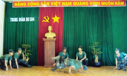 VƠI LÒNG LÍNH TRẺ NHỚ NHÀ!