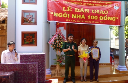 CHI NHÁNH VIETTEL DAK LAK: BÀN GIAO “NGÔI NHÀ 100 ĐỒNG” TẶNG CHỊ NGUYỄN THỊ CÚC