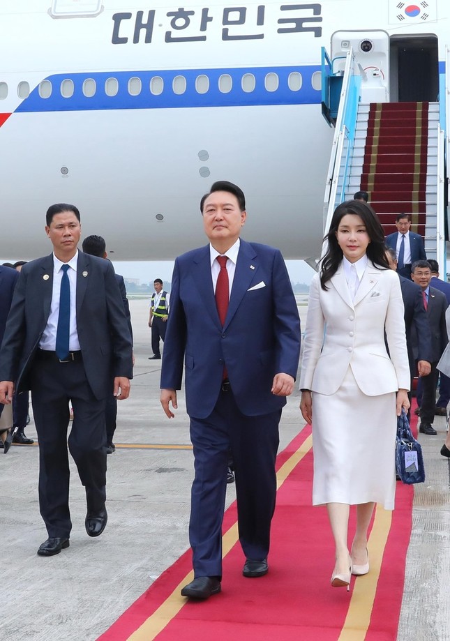 Tổng thống Hàn Quốc và phu nhân đến Hà Nội, bắt đầu thăm chính thức Việt Nam