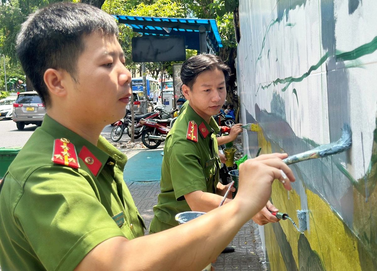 Bích họa 'Việt Nam tươi đẹp' điểm tô thành phố