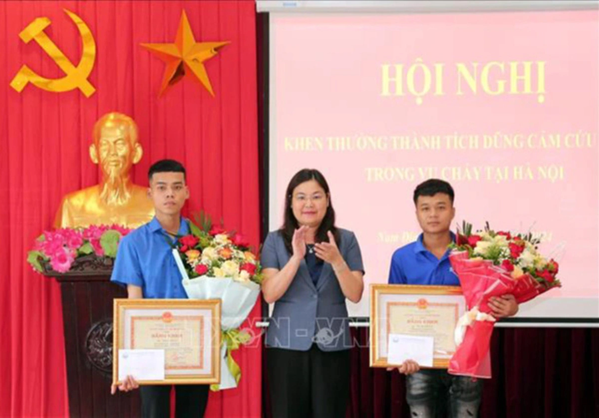 Nam Định khen thưởng người hùng đập tường cứu hỏa