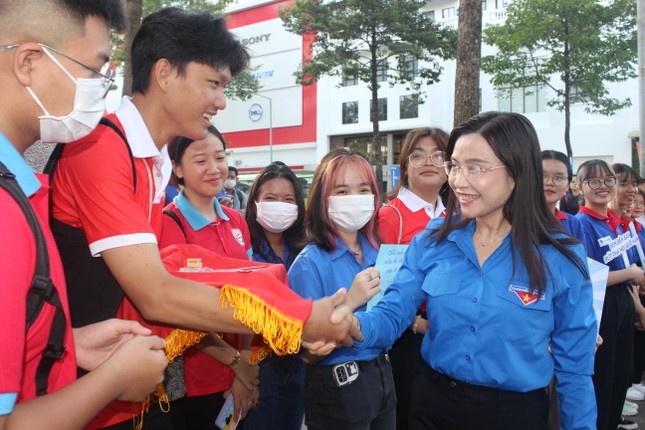 Bí thư T.Ư Đoàn Nguyễn Phạm Duy Trang thăm, tặng quà đội hình Tiếp sức mùa thi