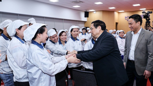 Thủ tướng Phạm Minh Chính tặng quà Tết cho công nhân Hải Dương