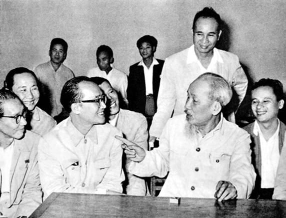 chinh-sach-chieu-hien-dai-si-cua-ho-chi-minh-va-che-do-moi-sau-cach-mang-thang-tam