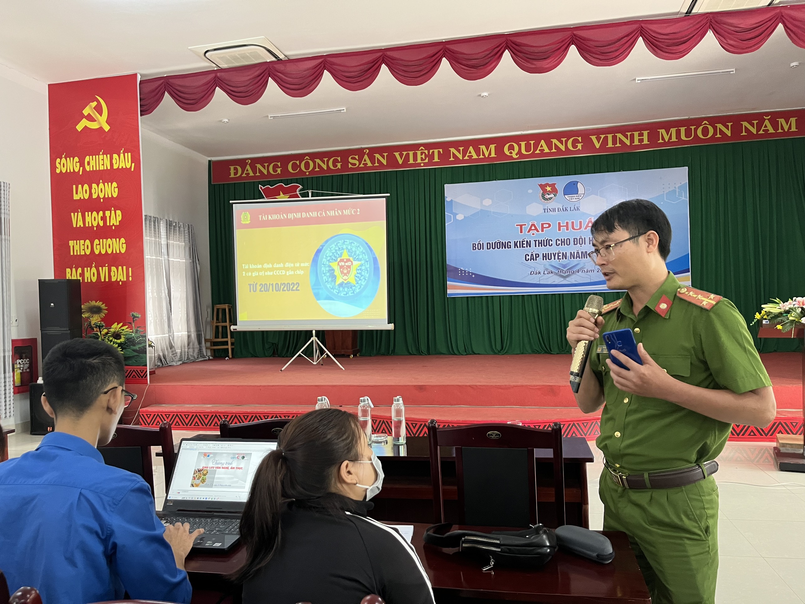 Tập huấn cho đội hình Thanh niên tình nguyện chuyển đổi số cấp huyện